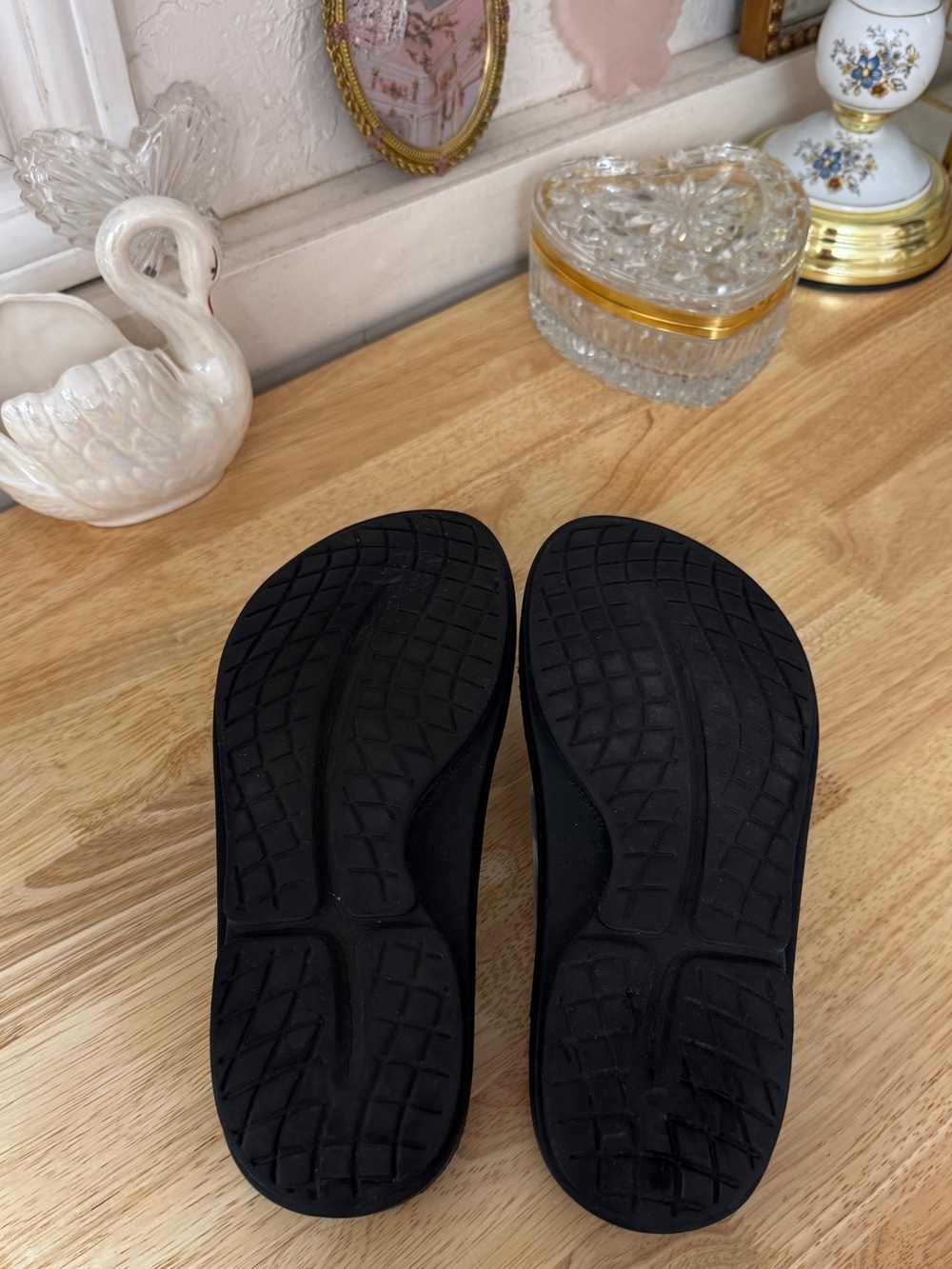 Super comfortable OOFOS black and white recovery flip flops 🖤🤍 Size EU40 W-9 M-7 - Picture 8 of 15